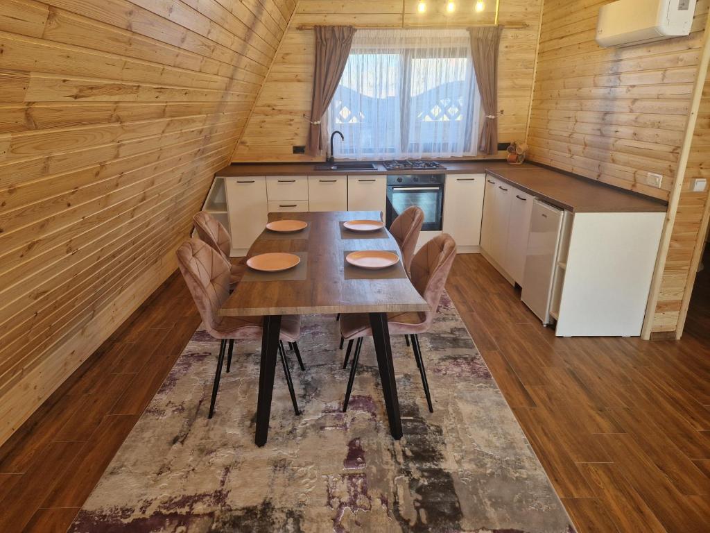 Kuchyň nebo kuchyňský kout v ubytování GOLD A-frame Peștera Urșilor