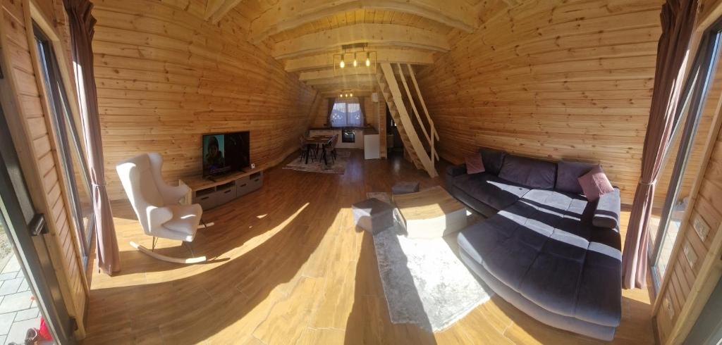 Posezení v ubytování GOLD A-frame Peștera Urșilor