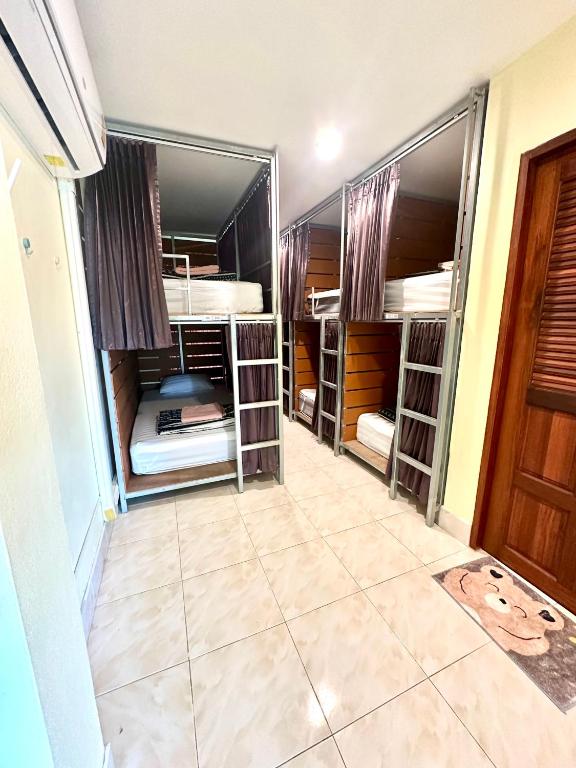 Postel nebo postele na pokoji v ubytování Tnon Samui Hostel
