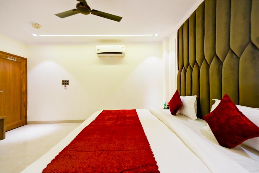Postel nebo postele na pokoji v ubytování Hotel Surya Plaza Near New Delhi Railway Station and Connaught Place