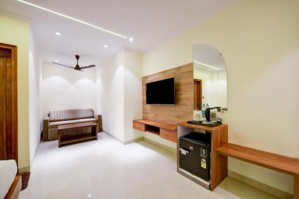 TV a/nebo společenská místnost v ubytování Hotel Surya Plaza Near New Delhi Railway Station and Connaught Place