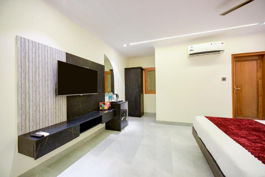 TV a/nebo společenská místnost v ubytování Hotel Surya Plaza Near New Delhi Railway Station and Connaught Place