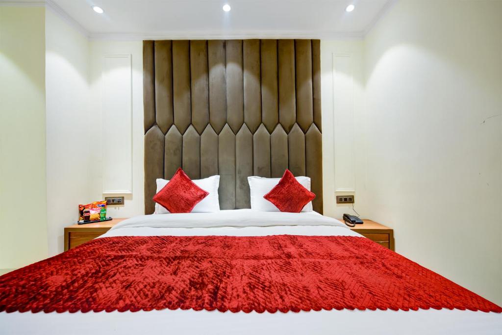 Postel nebo postele na pokoji v ubytování Hotel Surya Plaza Near New Delhi Railway Station and Connaught Place