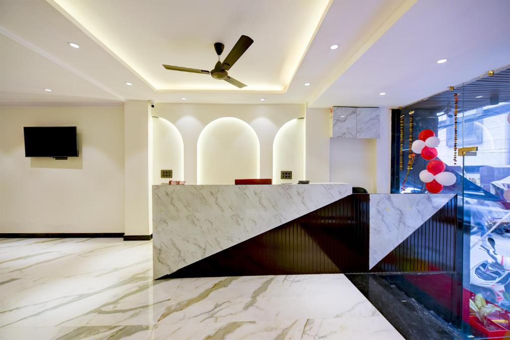 TV a/nebo společenská místnost v ubytování Hotel Surya Plaza Near New Delhi Railway Station and Connaught Place