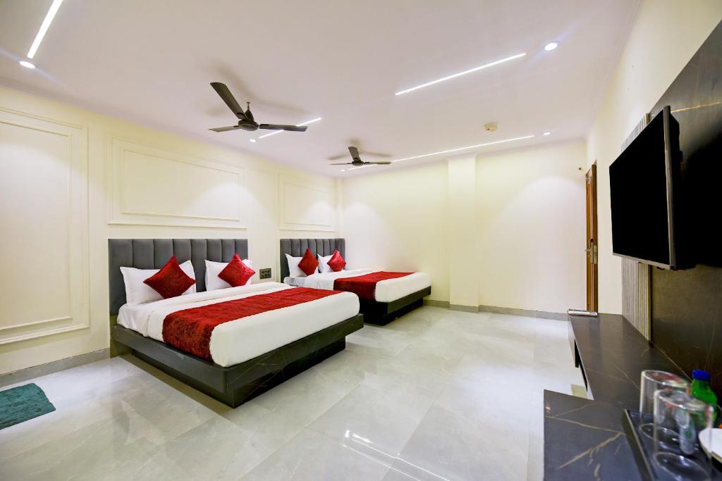 Postel nebo postele na pokoji v ubytování Hotel Surya Plaza Near New Delhi Railway Station and Connaught Place
