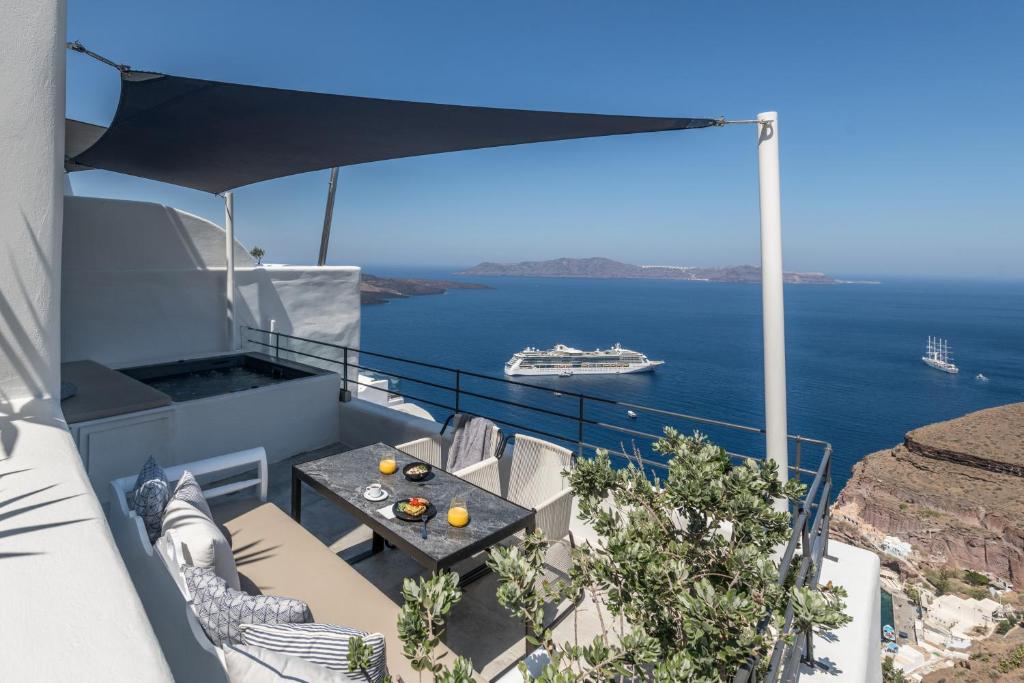 
Deluxe Suite with Hot Tub and Caldera View
