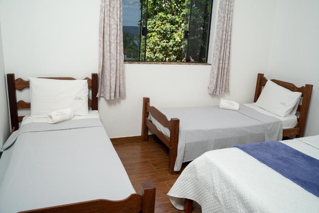 Postel nebo postele na pokoji v ubytování Casa com piscina vista para lago, 03 quartos confortáveis