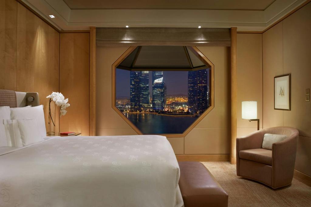 Postel nebo postele na pokoji v ubytování The Ritz-Carlton, Millenia Singapore
