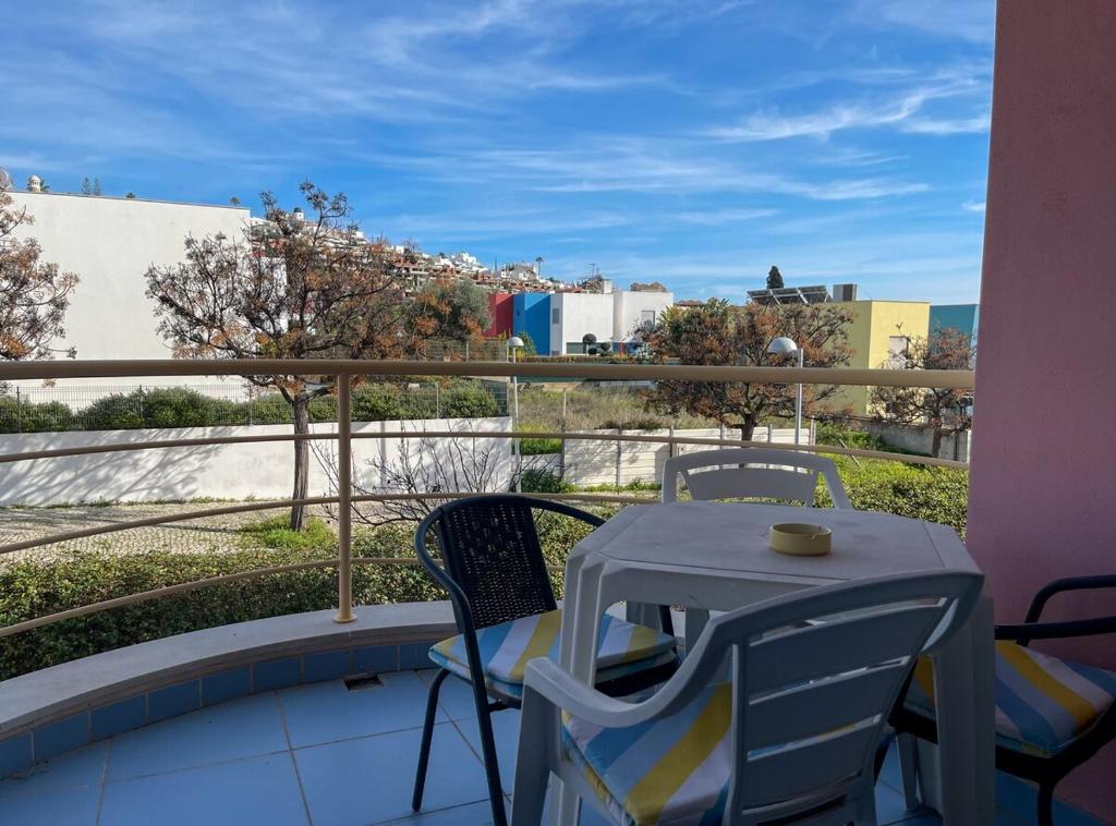 a table and chairs on a balcony with a view at Apartamentos da Orada T1-F124 Marina de Albufeira in Páteo