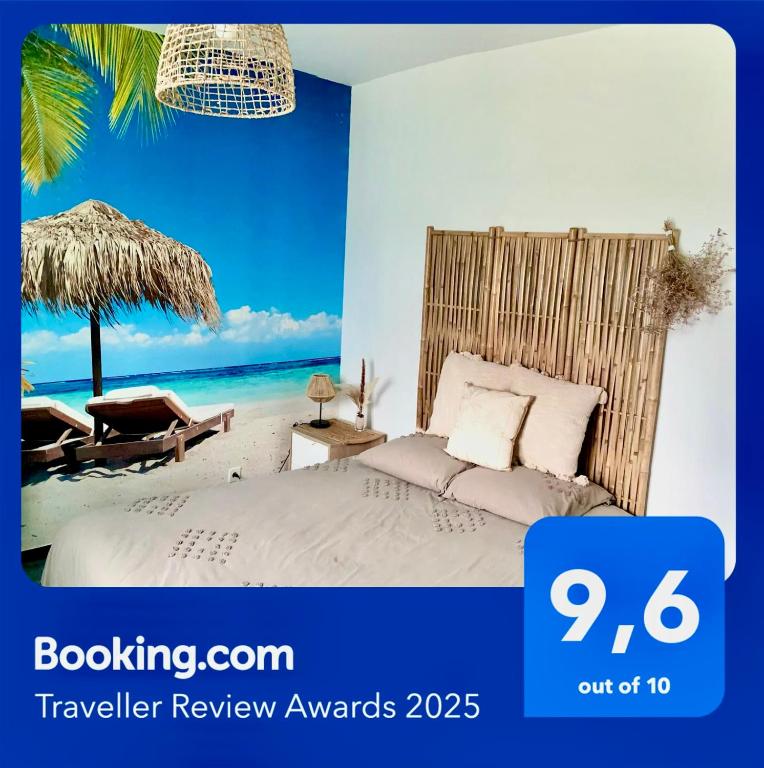 - une chambre avec un lit et une vue sur la plage dans l'établissement Suite confort et évasion, à Saint-Chaptes