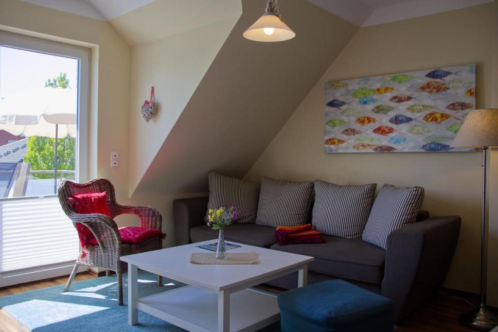 a living room with a couch and a table at Inselblume 09 - Ferienwohnung an der Reiterkoppel auf Fehmarn in Neue Tiefe Fehmarn