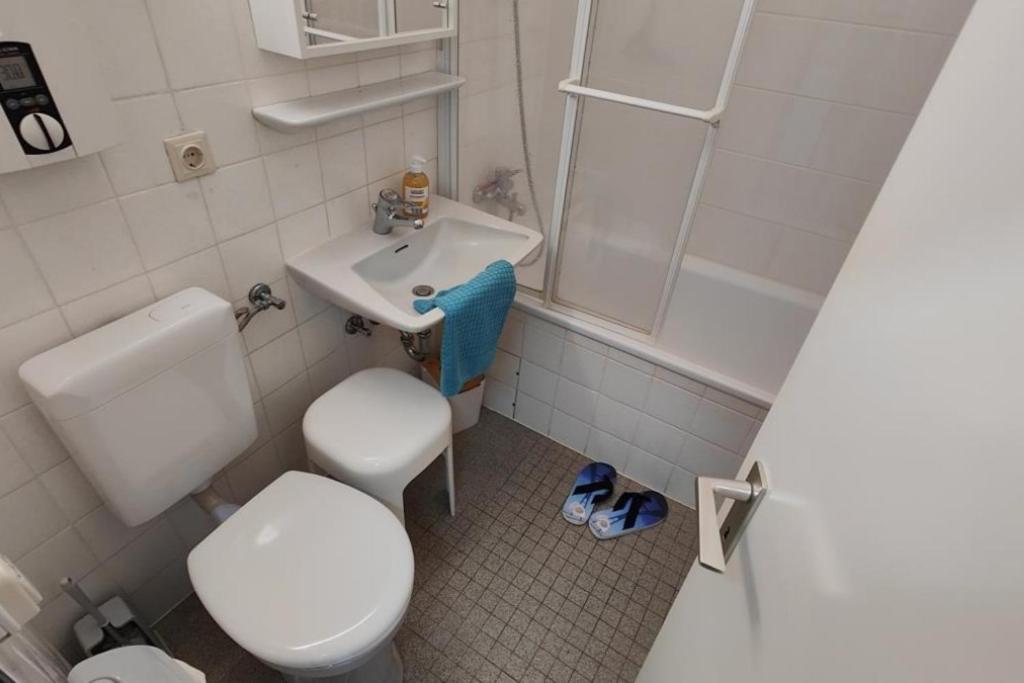 une petite salle de bain avec toilettes et lavabo dans l'établissement Inselblume 59 - Moderne Ferienwohnung mit Meerblick, à Burgtiefe auf Fehmarn 