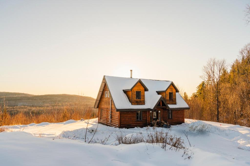 Phong cảnh thiên nhiên gần nhà gỗ