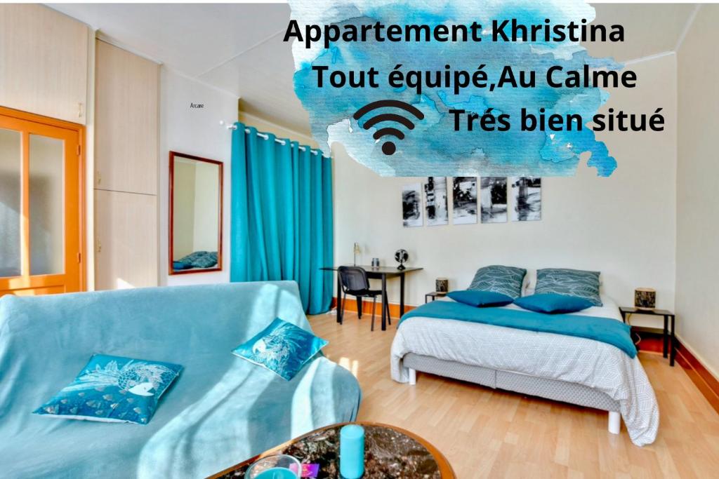 Cette chambre comprend deux lits et un canapé. dans l'établissement Appartement khristina, à Toulouse