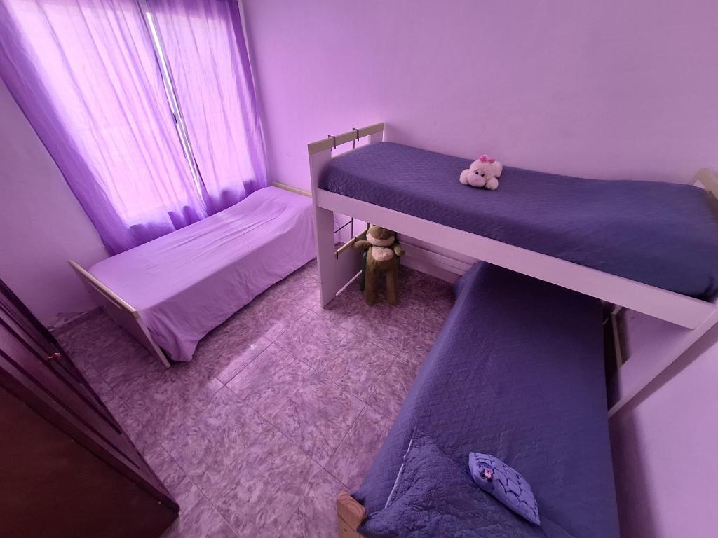 ein kleines Schlafzimmer mit zwei Etagenbetten und einem Teddybär in der Unterkunft Dpto Lu 2 in Villa Mercedes