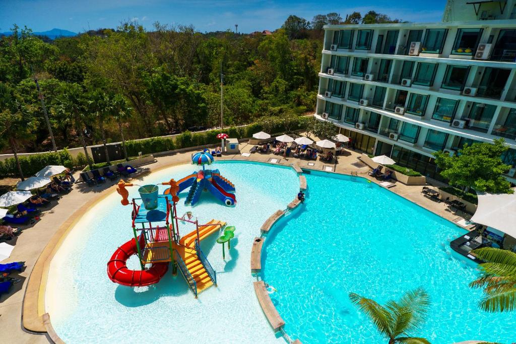 eine Draufsicht auf einen Swimmingpool in einem Hotel in der Unterkunft Super 2Bdr Apartament La Vita Rawai Naiharn beach in Rawai Beach