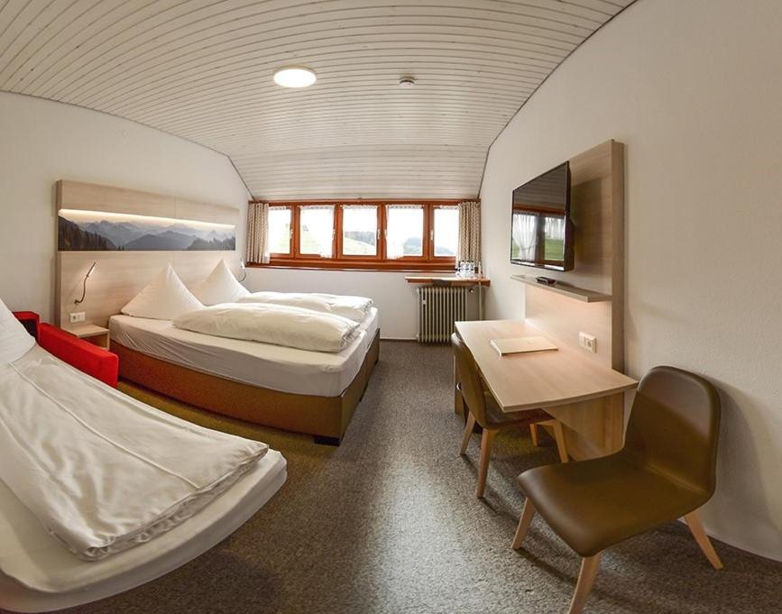 Postel nebo postele na pokoji v ubytování Hotel Hirschen