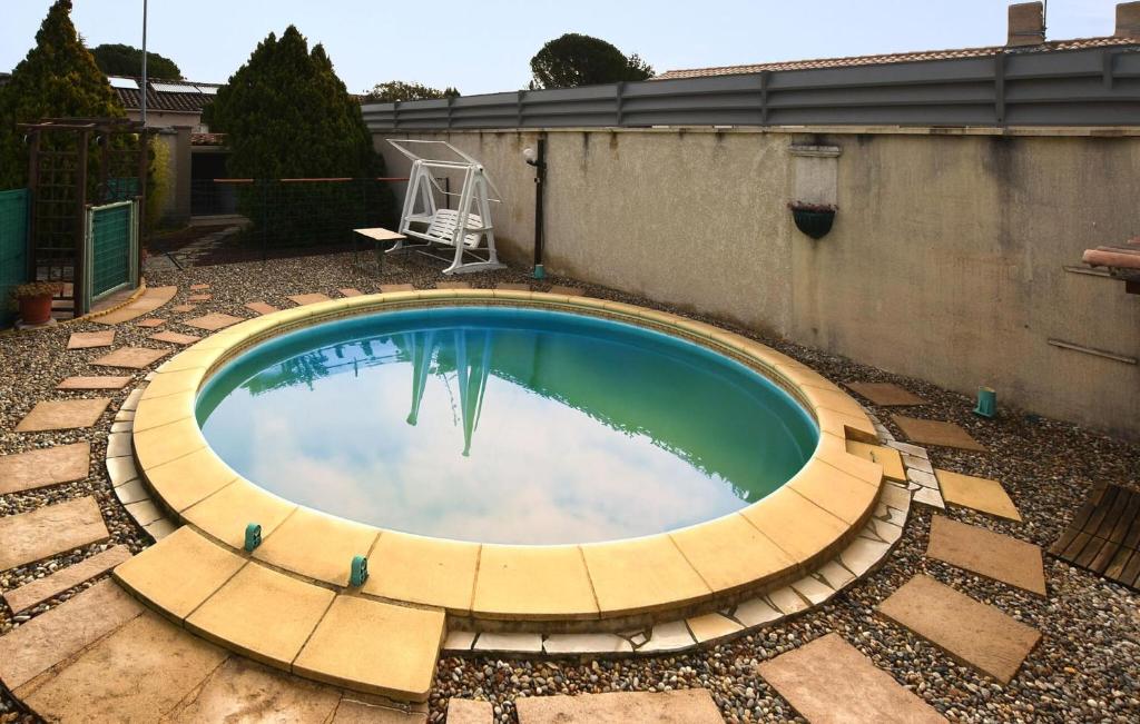 une piscine dans l'arrière-cour d'une maison dans l'établissement Frutiere 1, à Caromb