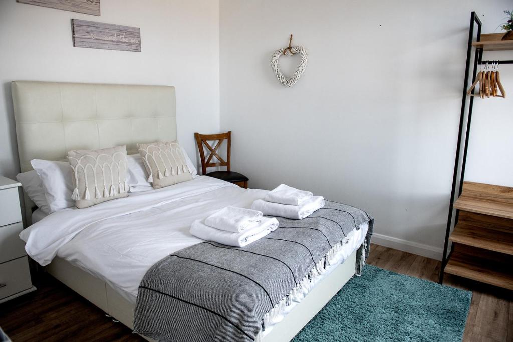 Postel nebo postele na pokoji v ubytování The Pearl Suite by Margate Suites