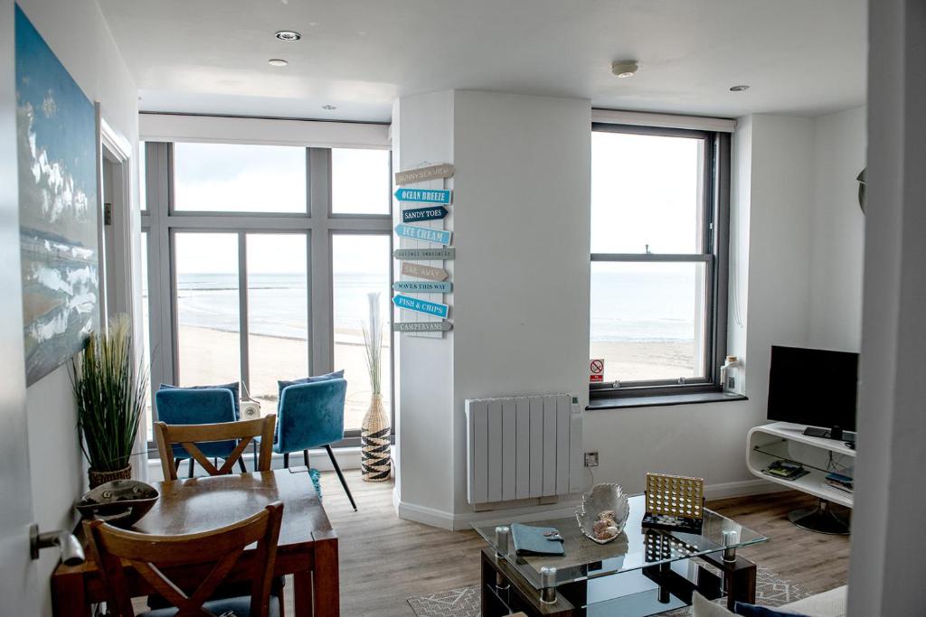 TV a/nebo společenská místnost v ubytování The Pearl Suite by Margate Suites