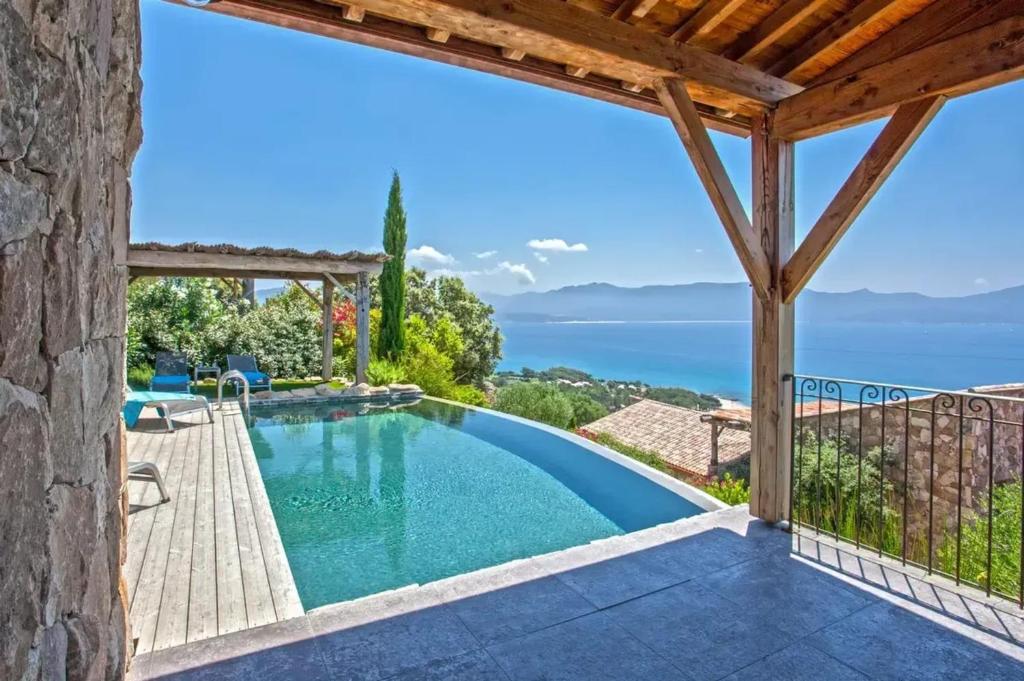 una piscina in una villa con vista di Villa moderne avec piscine privée à Olmeto - 95 m² a Olmeto