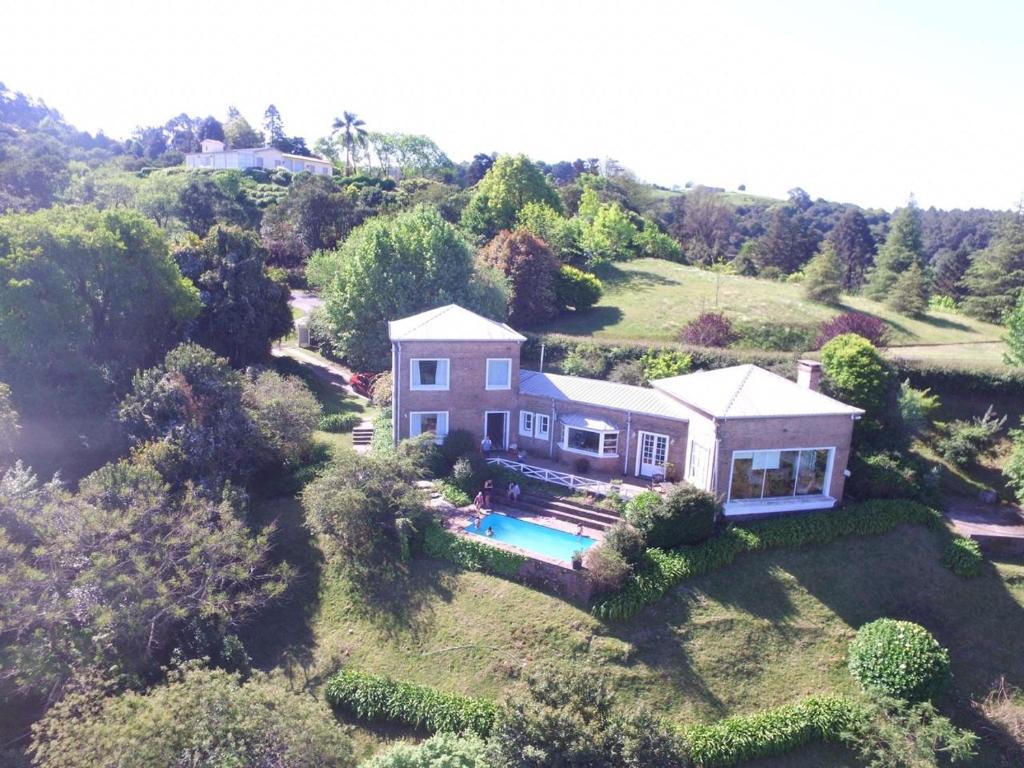 an aerial view of a house with a swimming pool at Espectacular casa en Villa Nougues in Villa Nougues