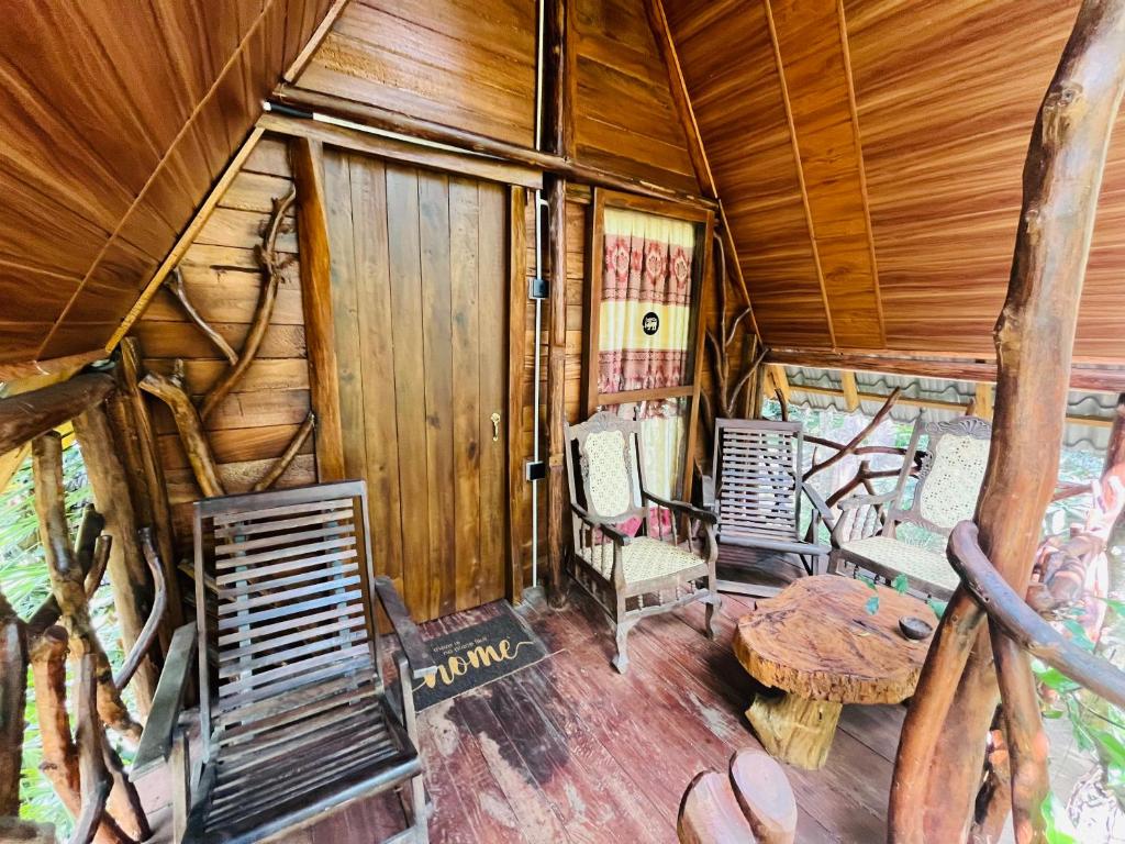 Posezení v ubytování Sigiri Lodge Tree House