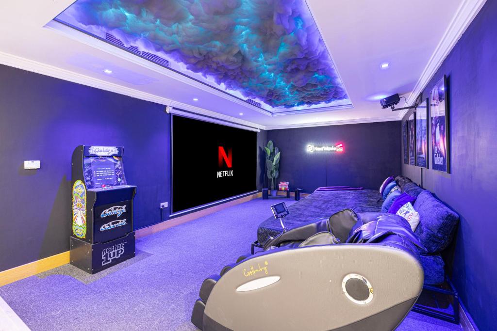 TV a/nebo společenská místnost v ubytování Next'Living - Luxury Private Room in a CoLiving Villa