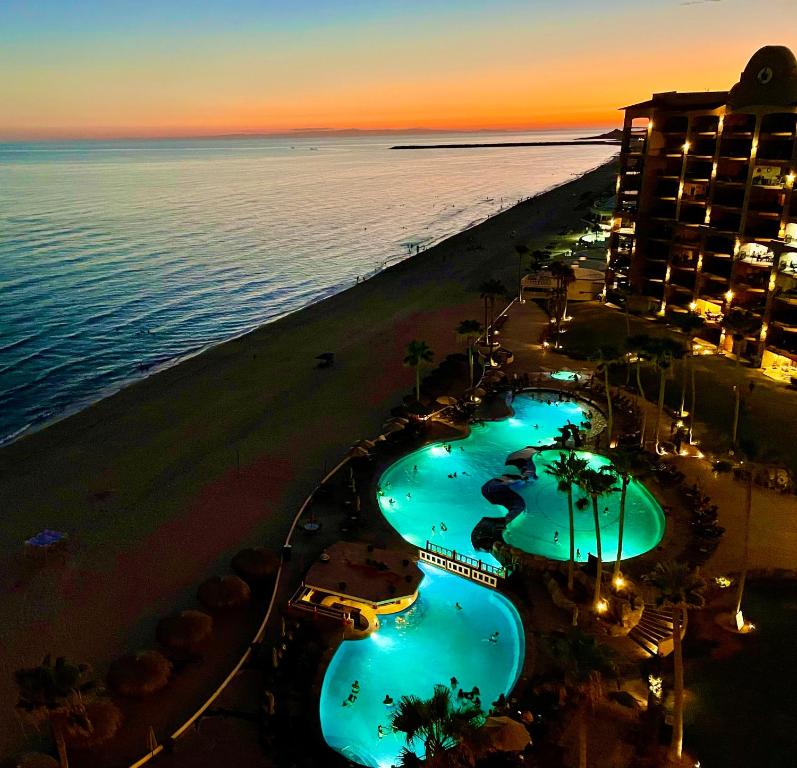 - une vue sur un hôtel et la plage la nuit dans l'établissement Sonoran Sea Resort Beachfront PENTHOUSE, à Puerto Peñasco