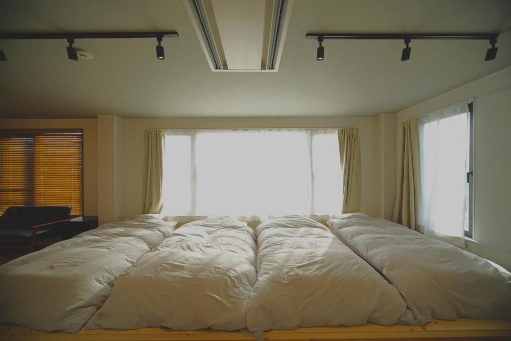 Postel nebo postele na pokoji v ubytování wanderlust STAY