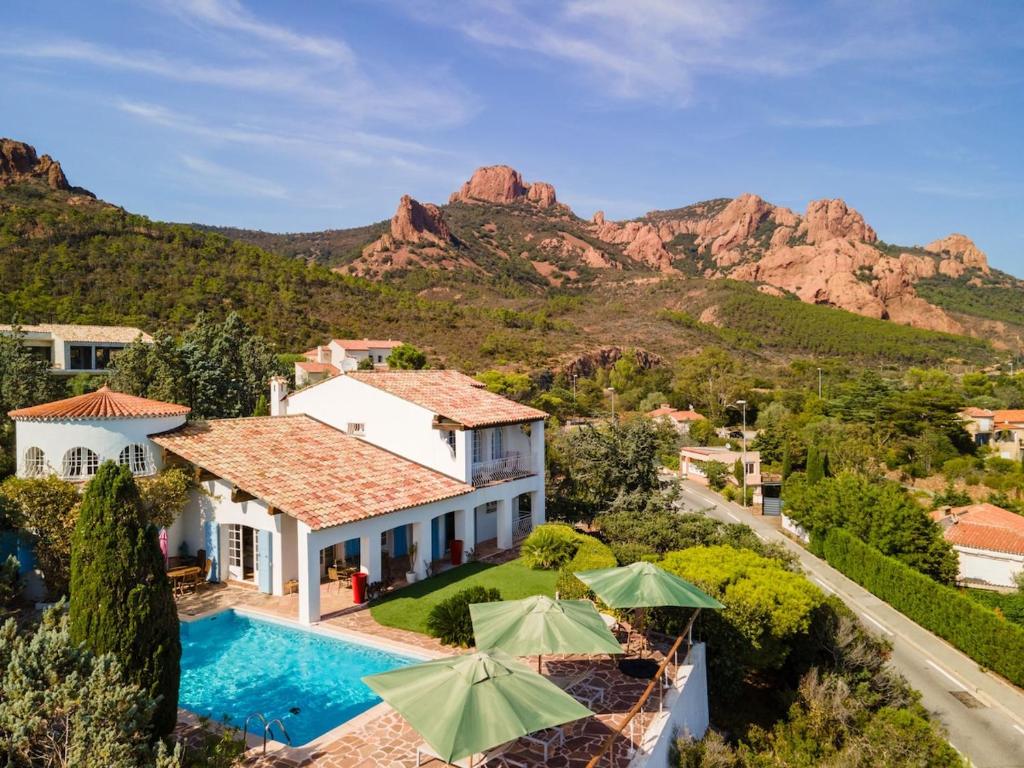 an aerial view of a house with a swimming pool and mountains at Villa avec vue panoramique et piscine à Saint-Raphael in Saint-Raphaël