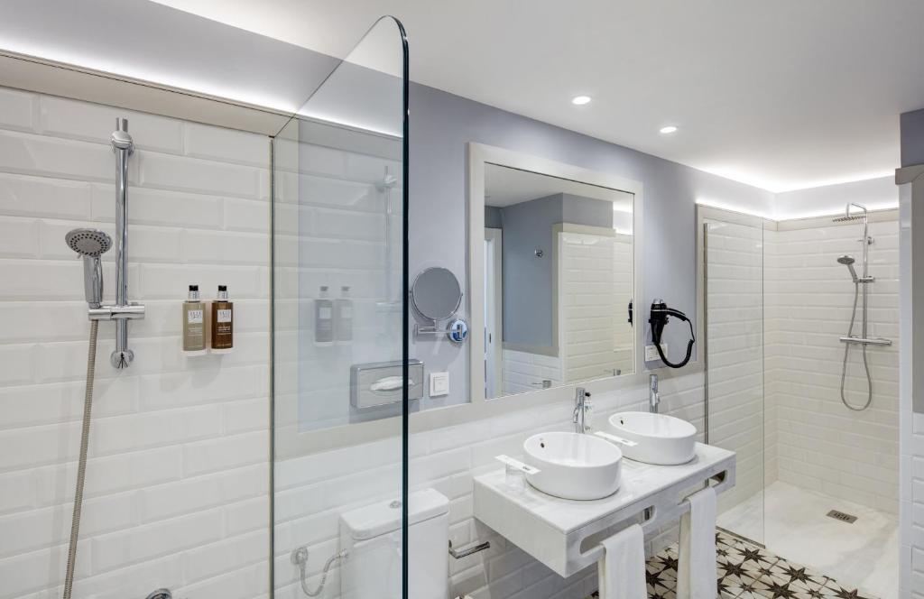 Koupelna v ubytování Sercotel Granada Suites