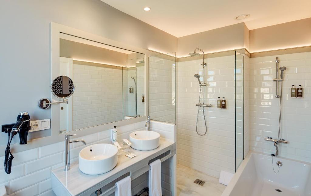 Koupelna v ubytování Sercotel Granada Suites