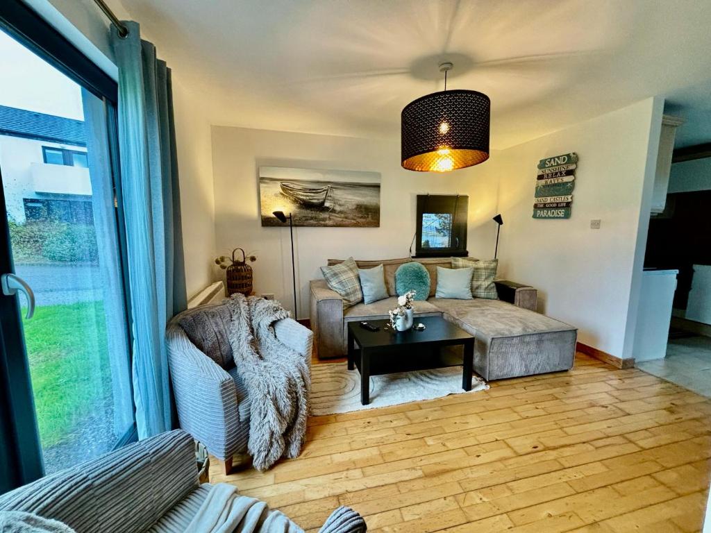 Posezení v ubytování Sea Whispers - My Charming Costal Retreat in Youghal