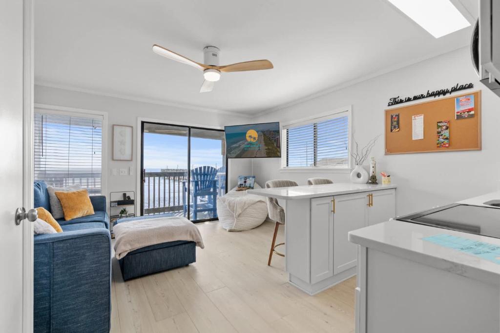 eine Küche und ein Wohnzimmer mit Meerblick in der Unterkunft Sea Cabin 118 - Oceanfront in Myrtle Beach