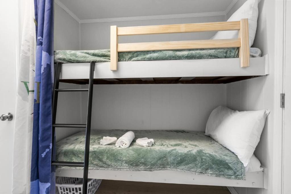 Ein Etagenbett oder Etagenbetten in einem Zimmer der Unterkunft Sea Cabin 118 - Oceanfront