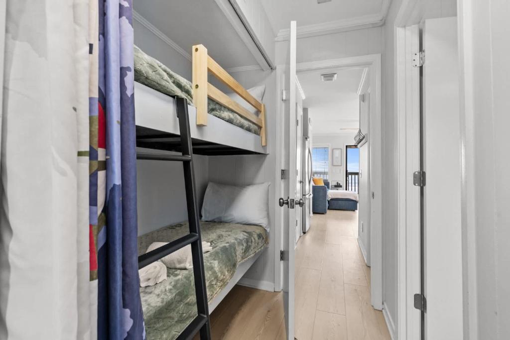 Ein Bett oder Betten in einem Zimmer der Unterkunft Sea Cabin 118 - Oceanfront
