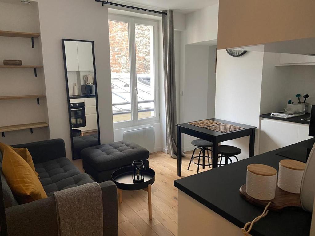 un salon avec un canapé et une table dans l'établissement Basilica of the Sacred Heart 10 min walk, M 12 and 4, à Paris