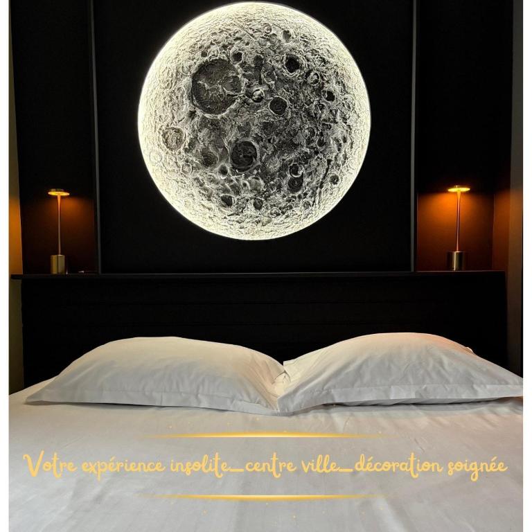 - une chambre avec un lit orné d'une fresque murale pleine lune dans l'établissement Votre expérience insolite - Clair de lune, à Caen