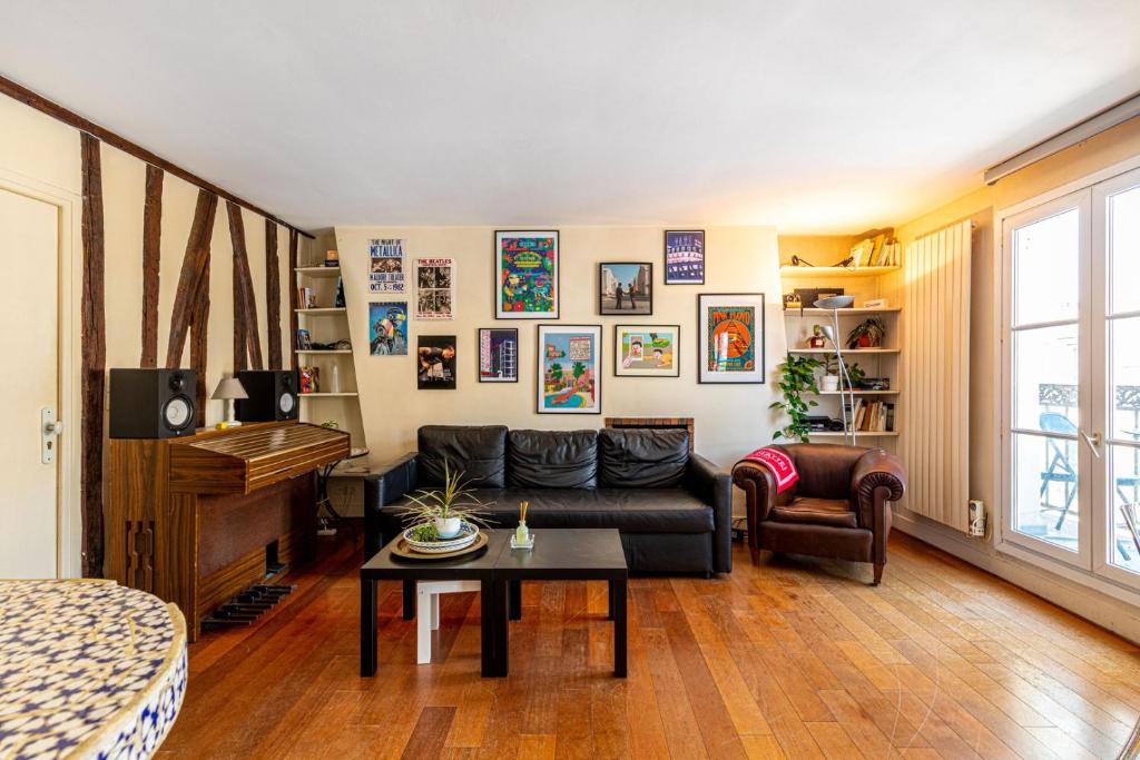 - un salon avec un canapé et un piano dans l'établissement GuestReady - Classic Parisian stay near Bastille, à Paris