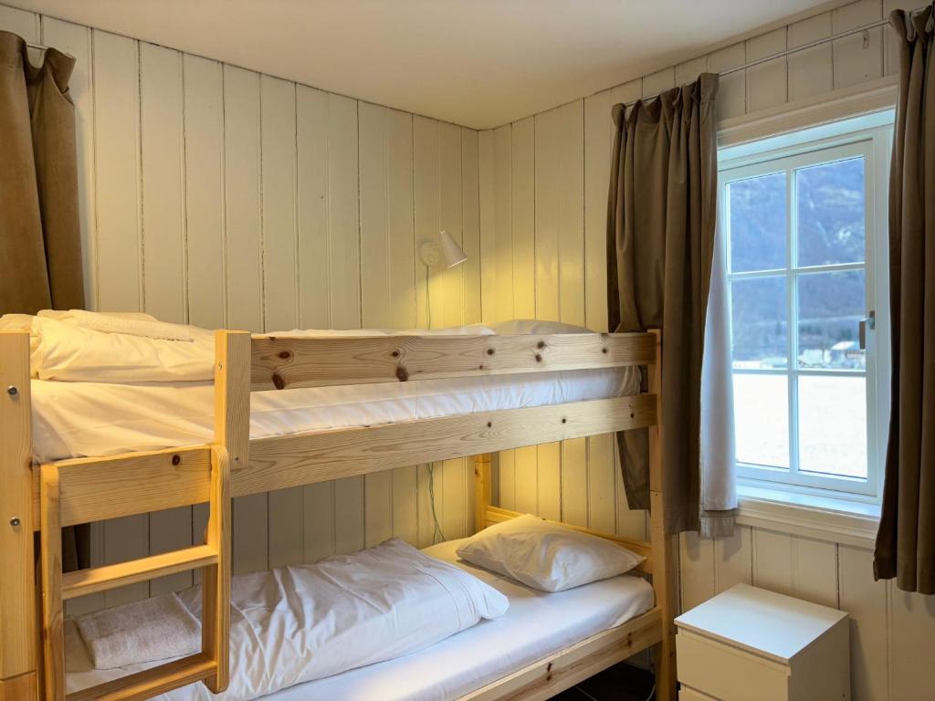 Postel nebo postele na pokoji v ubytování Brekke Gard Hostel