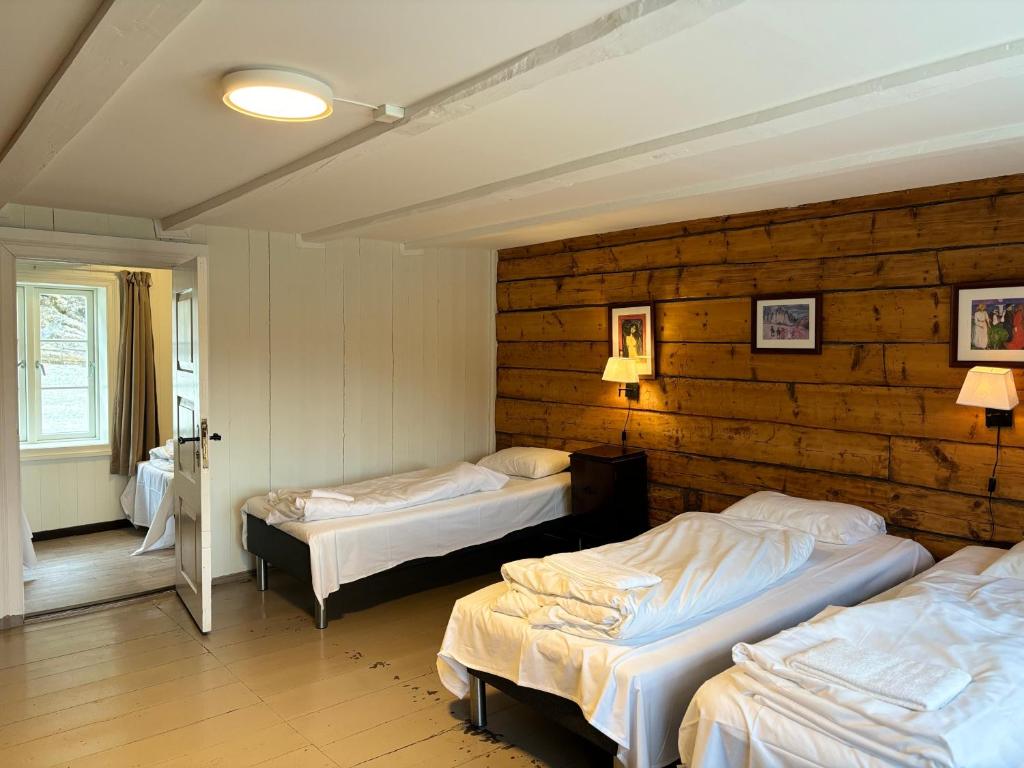 Postel nebo postele na pokoji v ubytování Brekke Gard Hostel