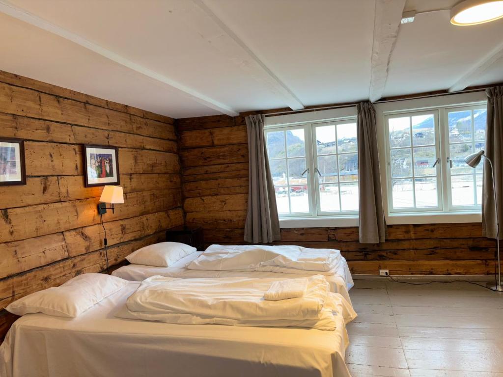 Postel nebo postele na pokoji v ubytování Brekke Gard Hostel