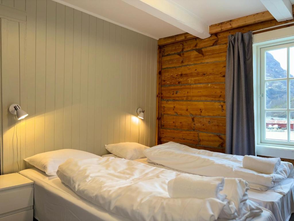Postel nebo postele na pokoji v ubytování Brekke Gard Hostel