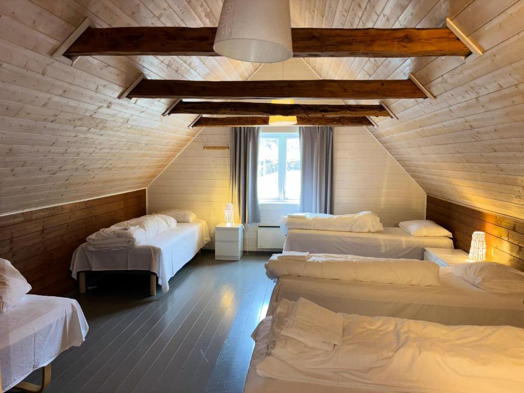 Postel nebo postele na pokoji v ubytování Brekke Gard Hostel
