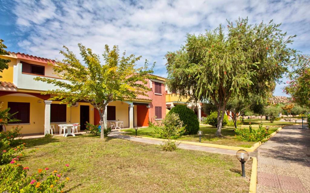 波尔托奥蒂罗卢Residence with swimming-pool in Ottiolu just 250 mt from the sea的院子里一排树木的房屋