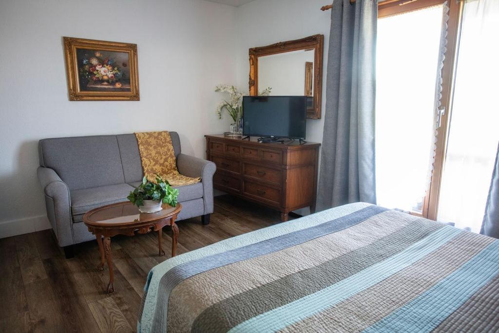 TV a/nebo společenská místnost v ubytování Edelweiss Inn Nova Scotia