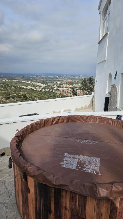 a large wooden barrel sitting on the side of a building at Haus Alegria mit Traumblick in Peniscola