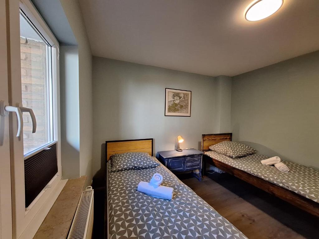 Habitación con 2 camas con una cruz azul. en Oerlinghausen Groß, 8 Personen, 5 Zimmer, 2 Bäder, en Oerlinghausen