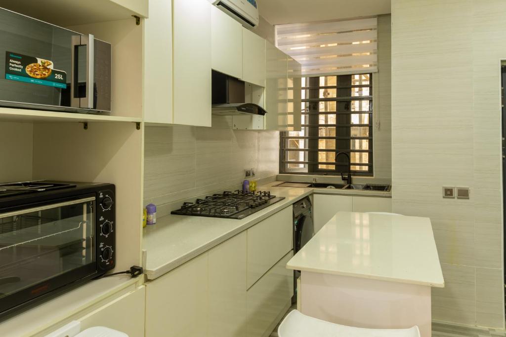 Kitchen o kitchenette sa The Delphine in JWC
